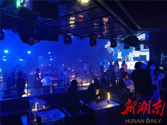 3月23日晚,限制性试运行的超级猴子酒吧内.