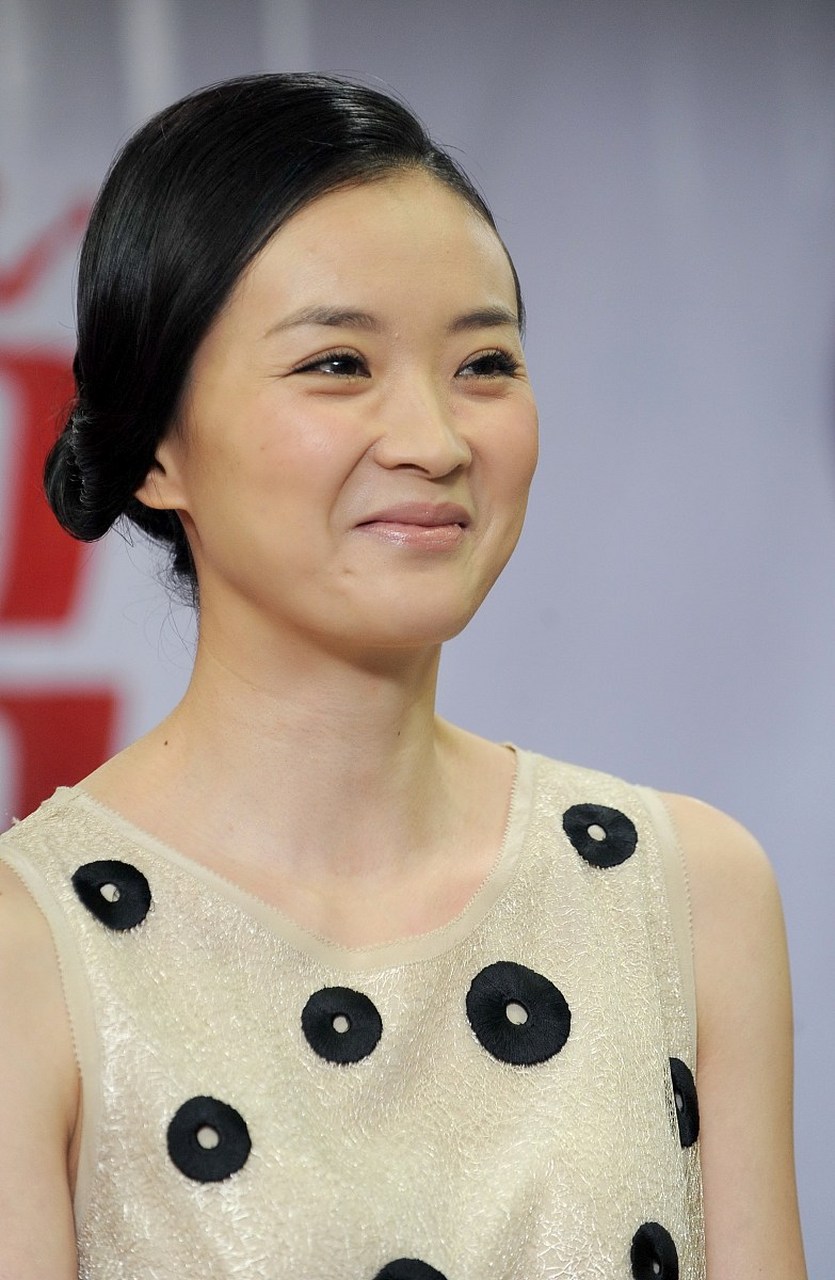 演员王艳晒出和儿子球球的合照一起做公益,并不理会关于老公破产被