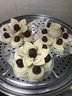 北方人过年都要蒸的"枣花馍",松软好吃,寓意吉祥,好看又好吃