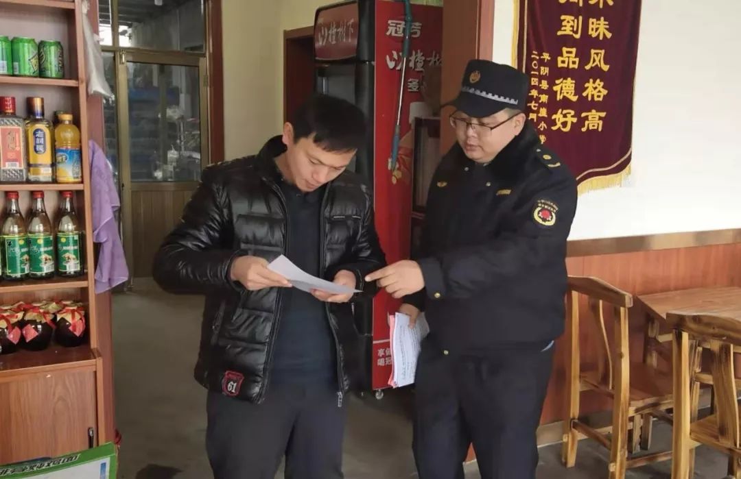 东阿镇:城管中队向沿街商户发放温馨告知书