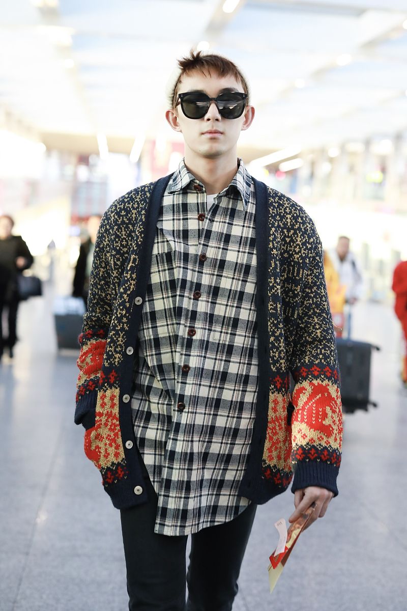 吴磊街拍:北欧风织花开衫 内搭格纹衬衣暖男范儿