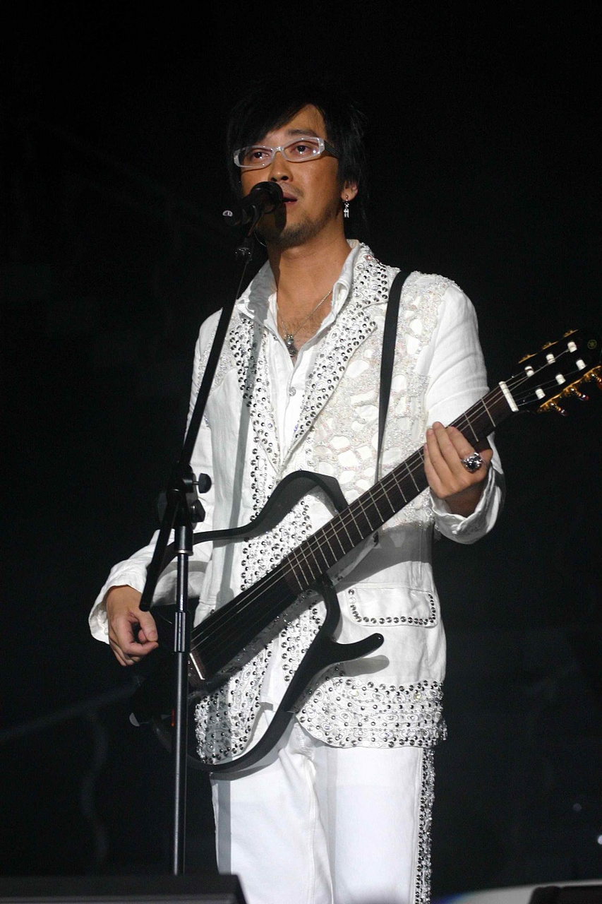 "情歌教父"周传雄最近在社交平台晒出近照,状态不错,正式宣告复出.