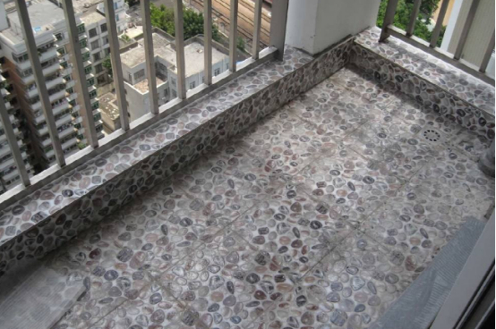 朋友家里阳台不铺地砖铺鹅卵石,时髦又防滑,太有创意了