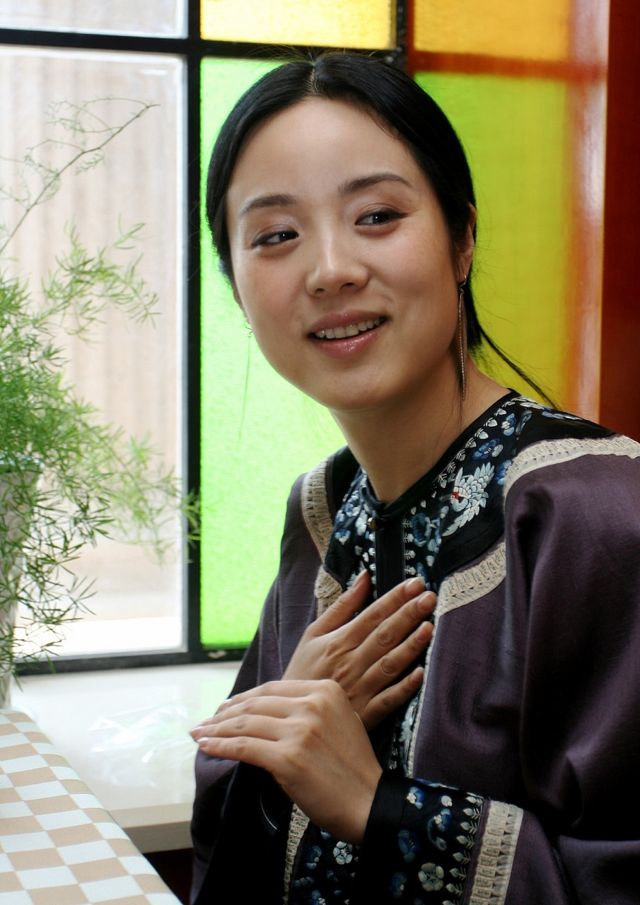 因为在王源和孔琳合作的新剧《追光的日子》中,孔琳出演的母亲十分