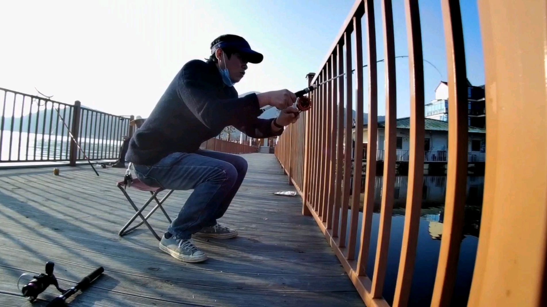 今天继续钓鱼,获得一尾红珠鱼,筏钓没有空军