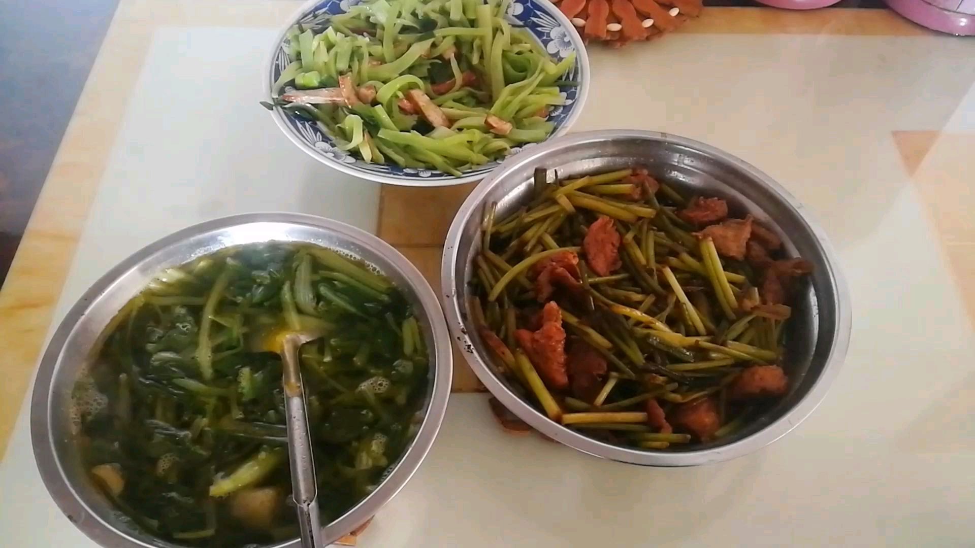 今天午饭,妈妈做了蒜苗烧肉、莴苣炒香干、青菜汤!