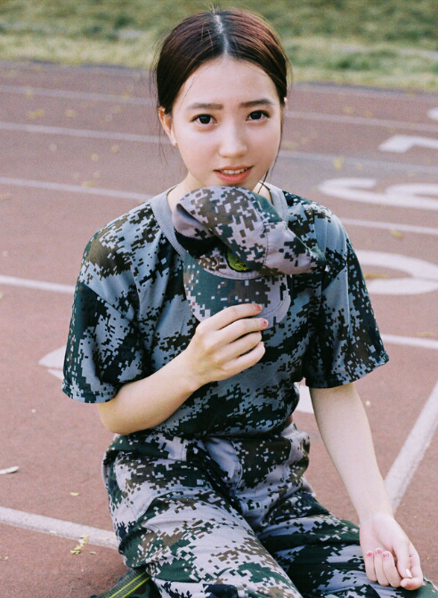 大一小姐姐火了!军训照片美翻天