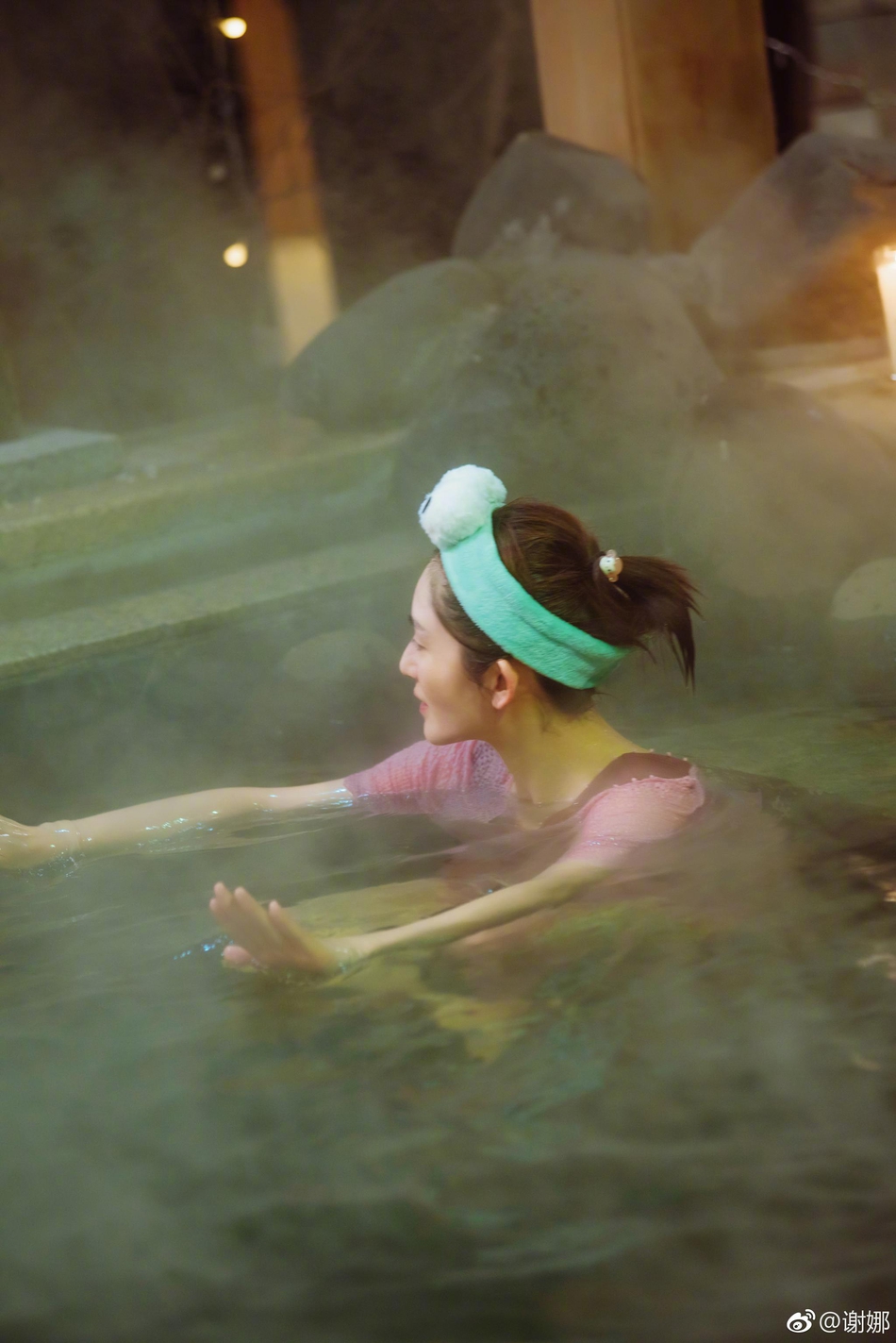 谢娜泡温泉对镜嘟嘴比耶皮肤超好 看到温泉池名大笑乐开花