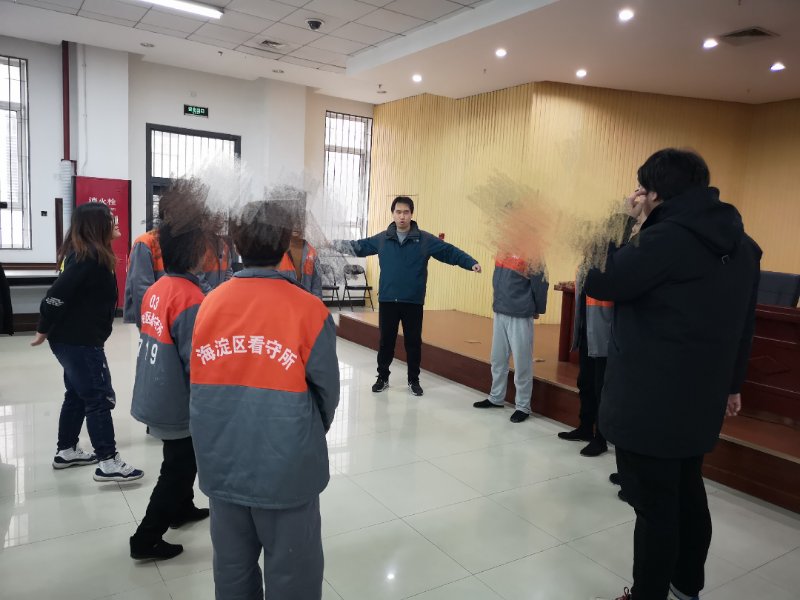 北京海淀警方为在押未成年人送温暖 孩子们在彩纸上写下新春祝福