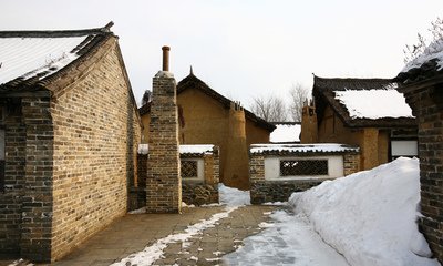 火炕是人们采用的一种取暖设施,火炕是由炉灶,炕体和烟囱三部分构成