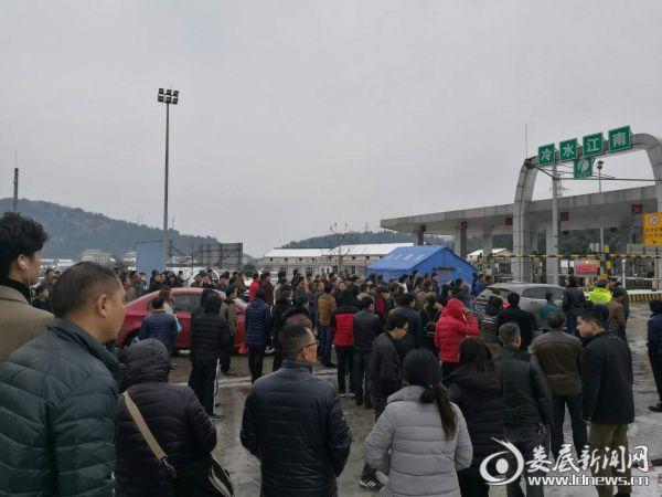 娄怀高速娄新段冷水江南援助滞留乘客数千人