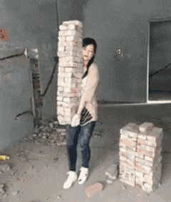 搞笑gif:妹子,这么重的砖头搬起来很吃力吧!