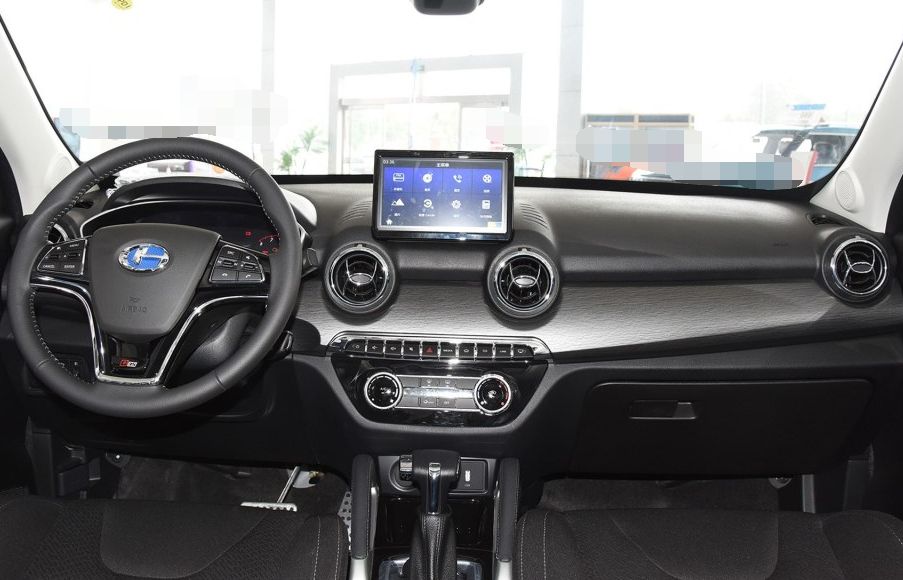 北汽昌河q35看起来就很上档次,内饰宽敞,外观大气稳重