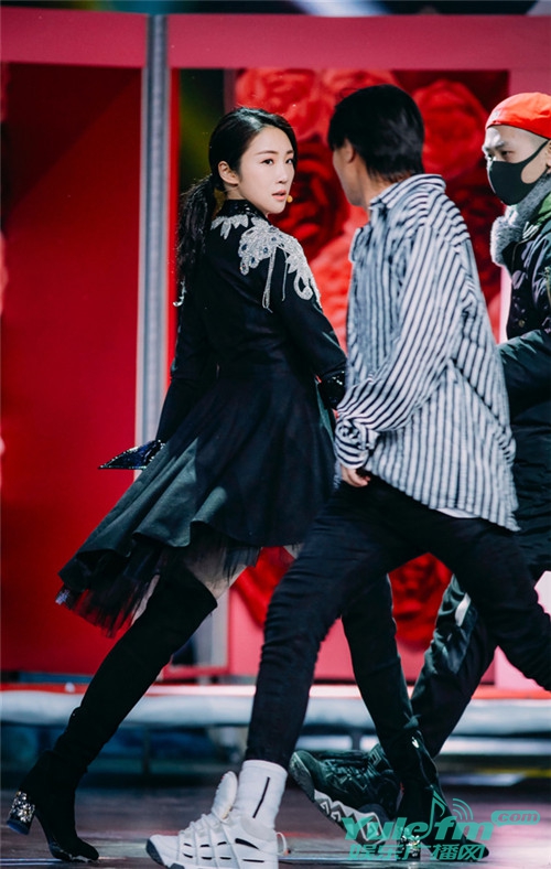 张可盈《饿狼传说》震撼全场 唱跳实力引爆视听