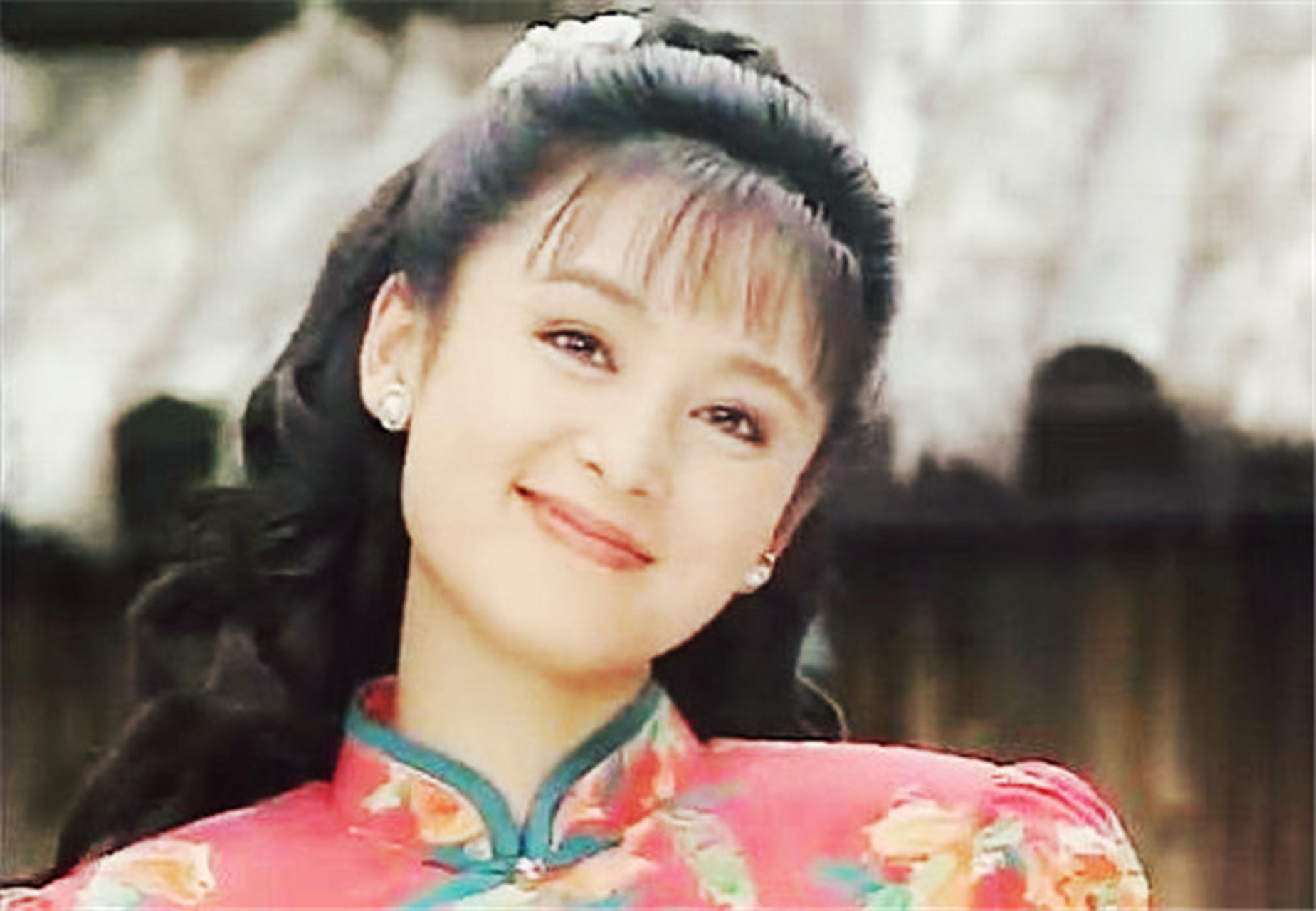 1993年,陈红出演琼瑶的《梅花三弄之水云间,饰演汪子璇,这个时期