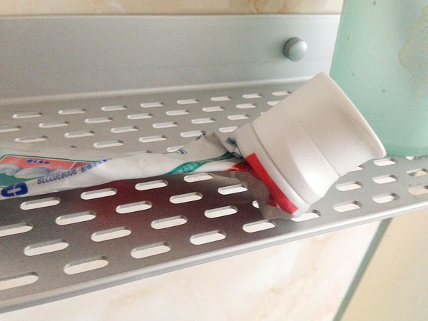 牙膏快用完时不好挤?教你简单几招,轻松挤出剩余牙膏一点不浪费