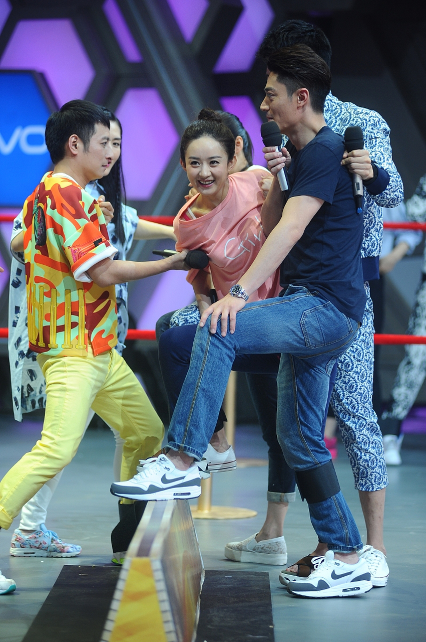 在某颁奖典礼上,郑恺让赵丽颖陷入尴尬,网友质疑其言辞不礼貌.