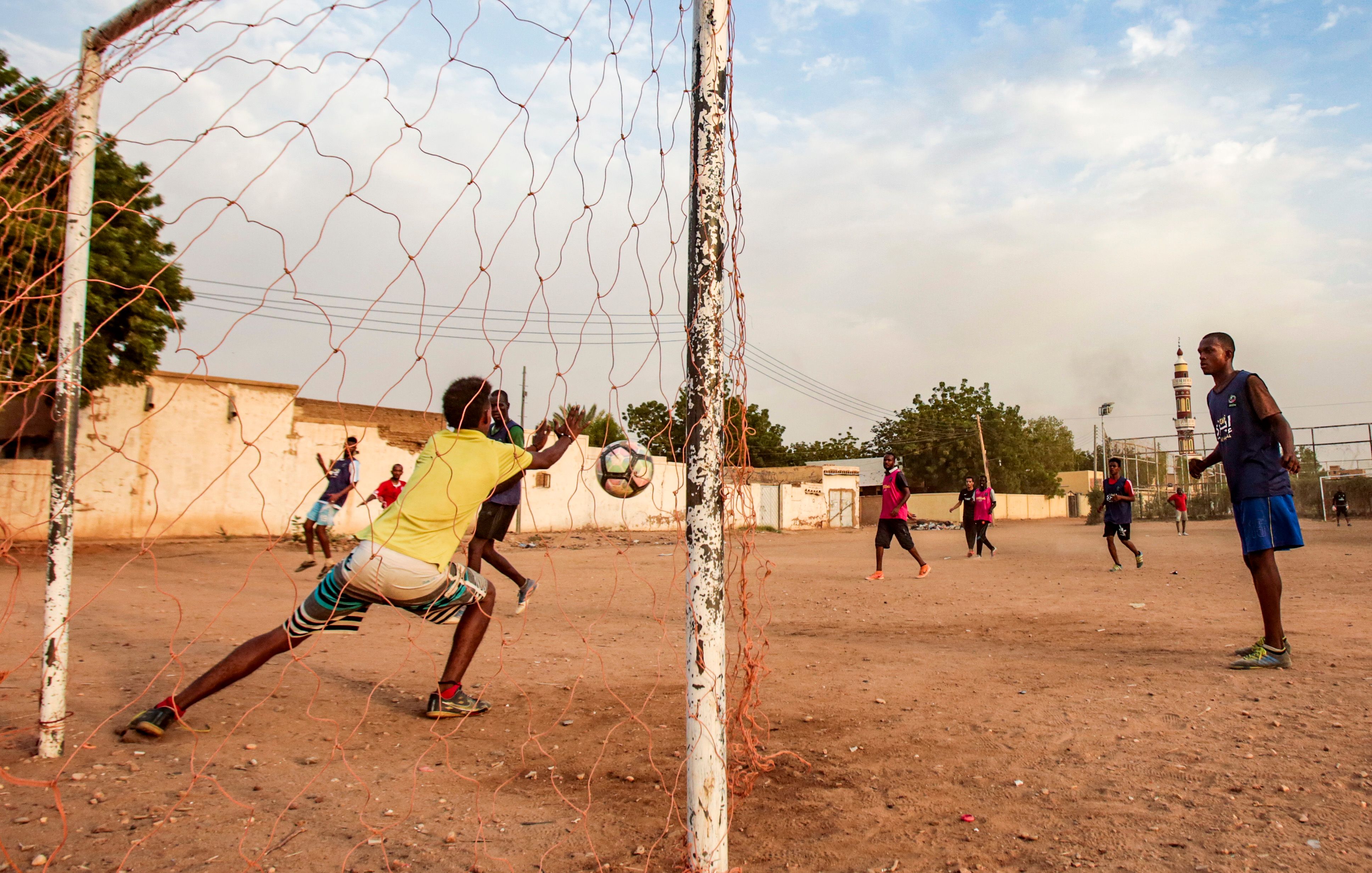 踢足球的苏丹年轻人