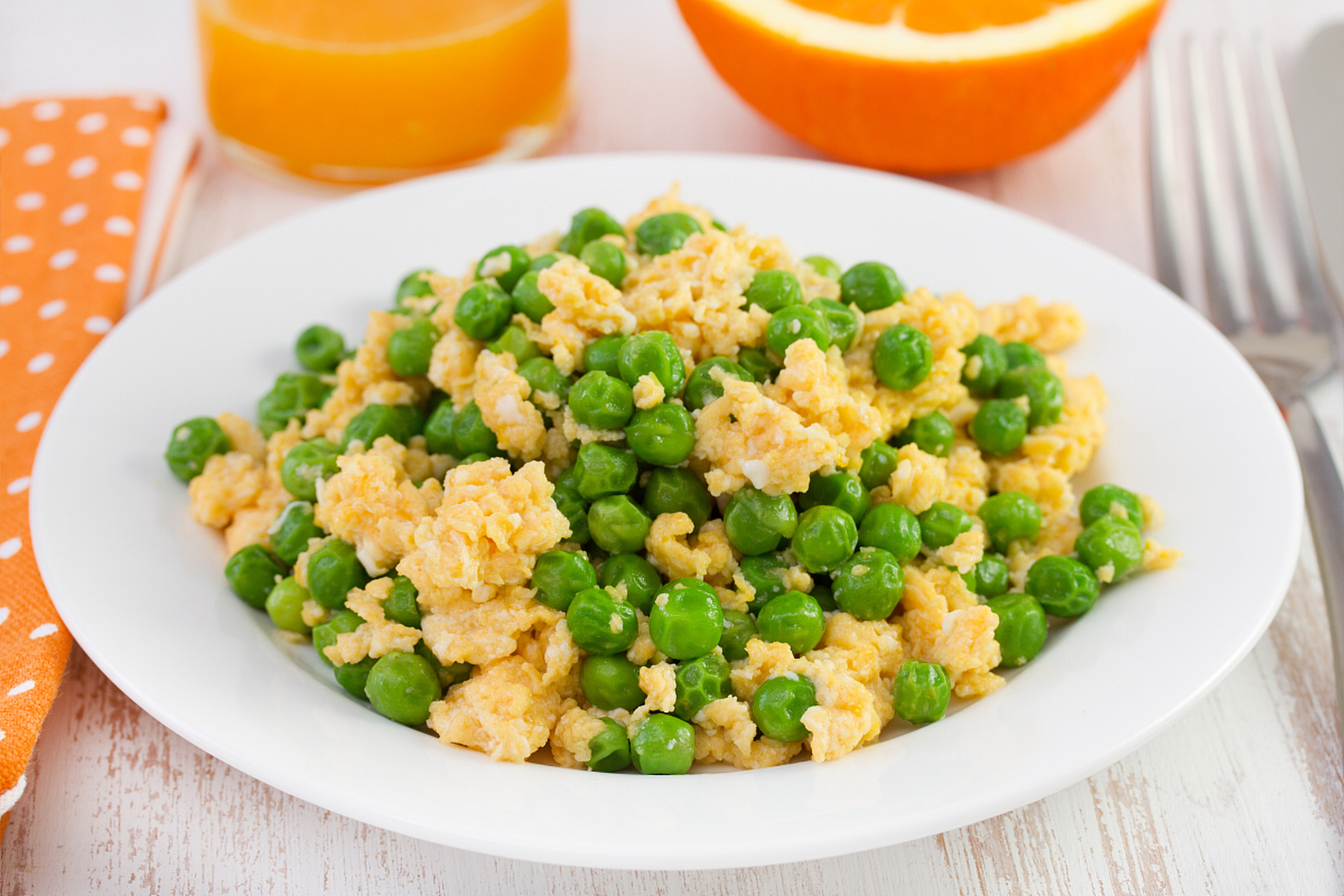 毛豆米炒鸡蛋是一道非常美味的家常菜,毛豆米爽脆可口,鸡蛋鲜嫩润滑