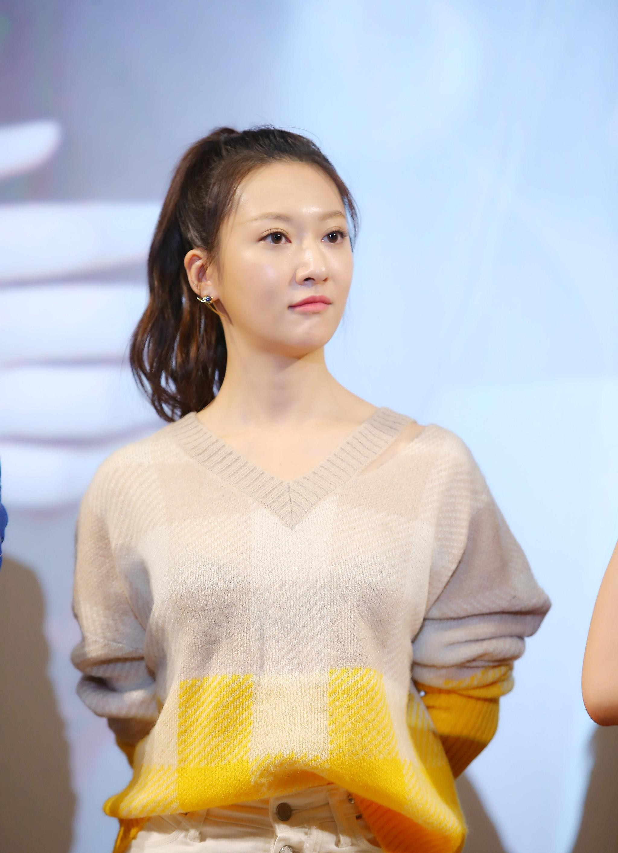 年1月,参演古装武侠剧《蜀山战纪之剑侠传奇》,饰西域魔宗公主屠梦;5