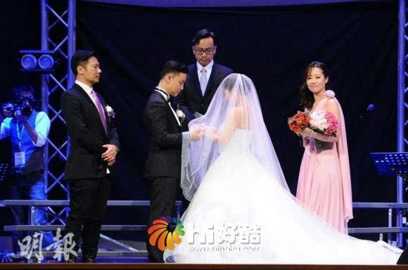 出轨3次都被妻子撞见,现娶小19岁娇妻,与前妻老公成好兄弟!