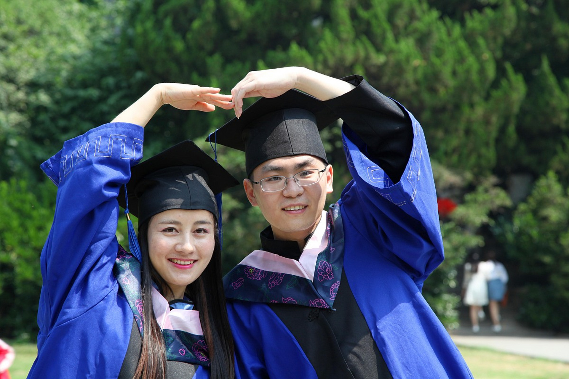 女博士同时劈腿四个博士生,情商简直逆天了,可学术造假不可轻饶  谈