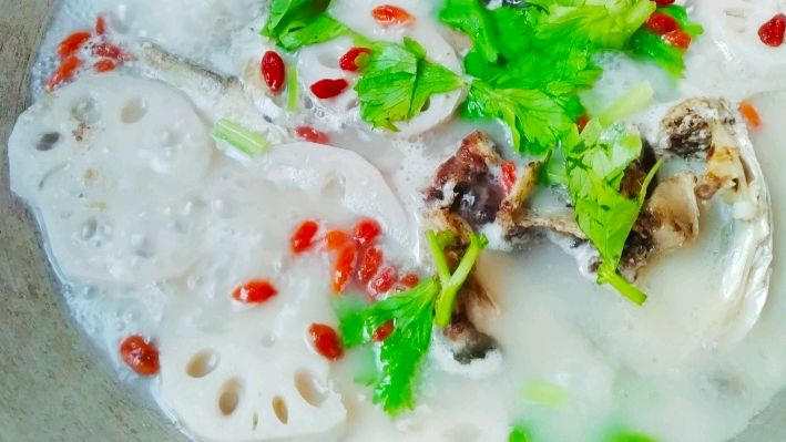 小伙子做鱼头汤,多出这一步,奶白无腥味