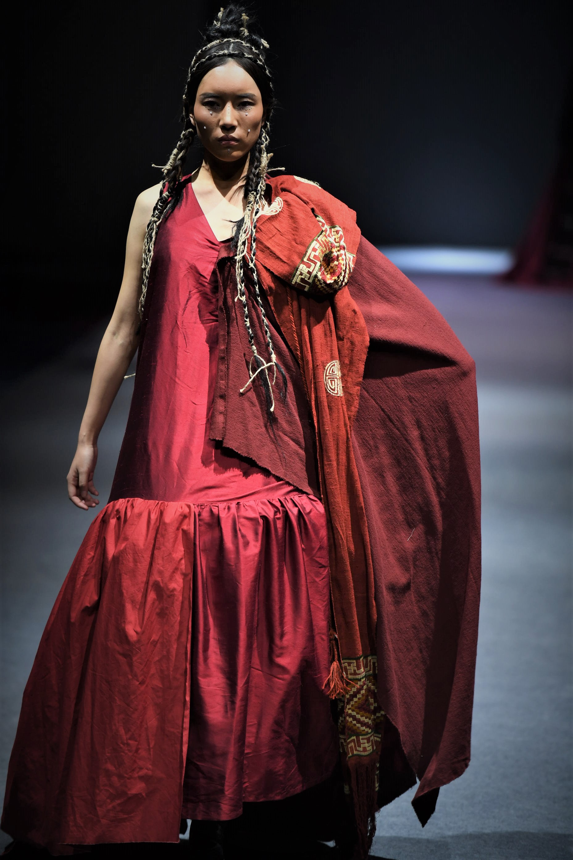 拉萨举行"冬游西藏-回到香格里拉"aj-namo藏装秀