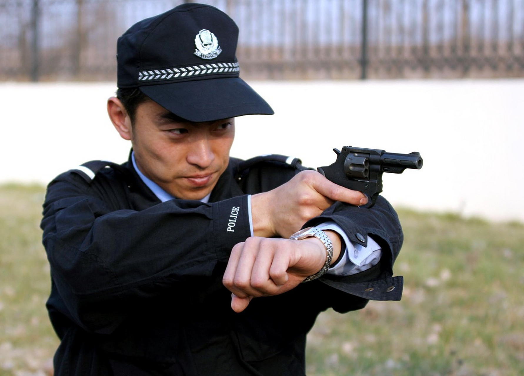 女子挥刀袭警被开枪击伤后死亡,警察开枪是必要之举  近日,重庆万州区