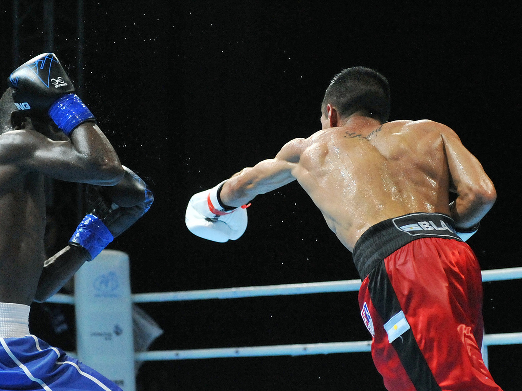 拳王泰森是拳击界的一代霸主.他出拳勇猛,动作灵活多变,而且在气势上