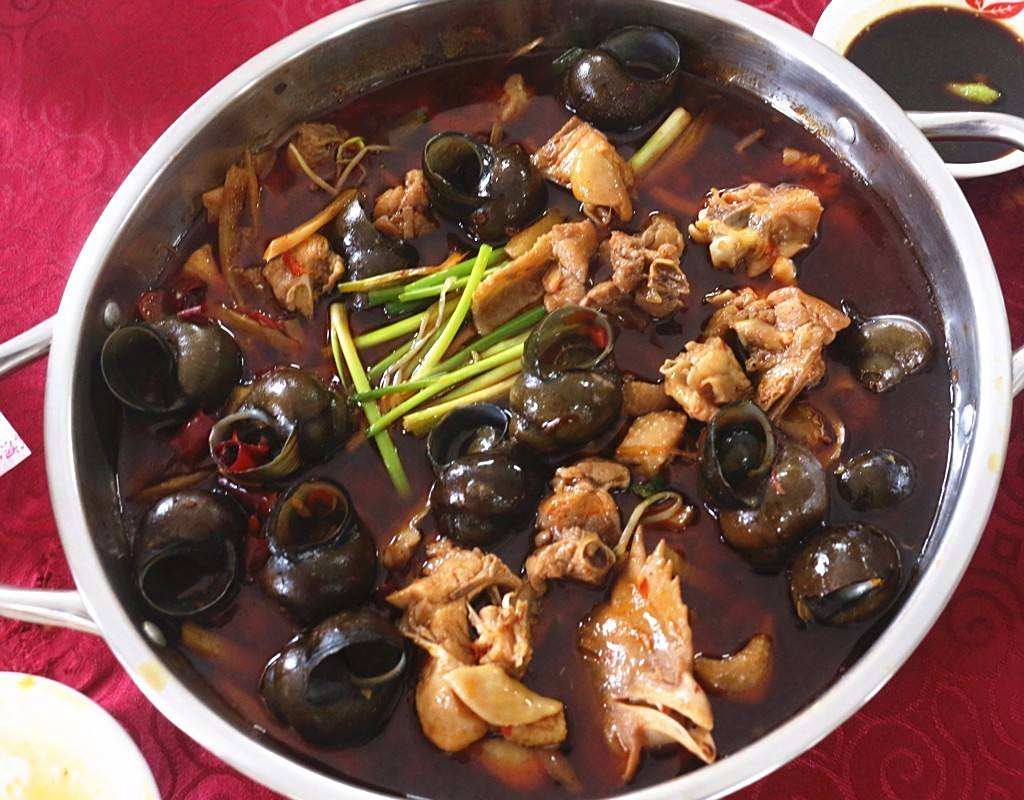 岭南正宗螺蛳鸡,吃一口就忘不了,鲜香劲辣,不吃辣的最好少吃!