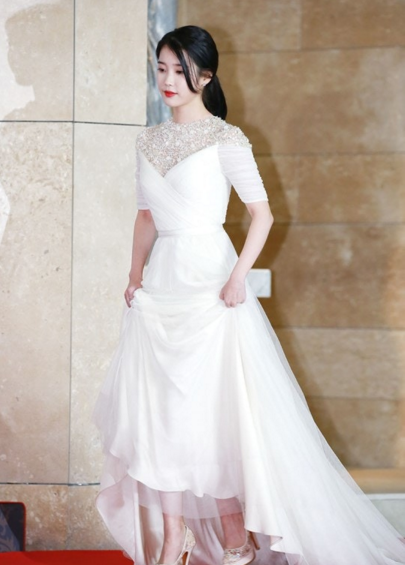 《2018 aaa》iu白色长裙现身似出嫁 红地毯尴尬冷场10分钟!