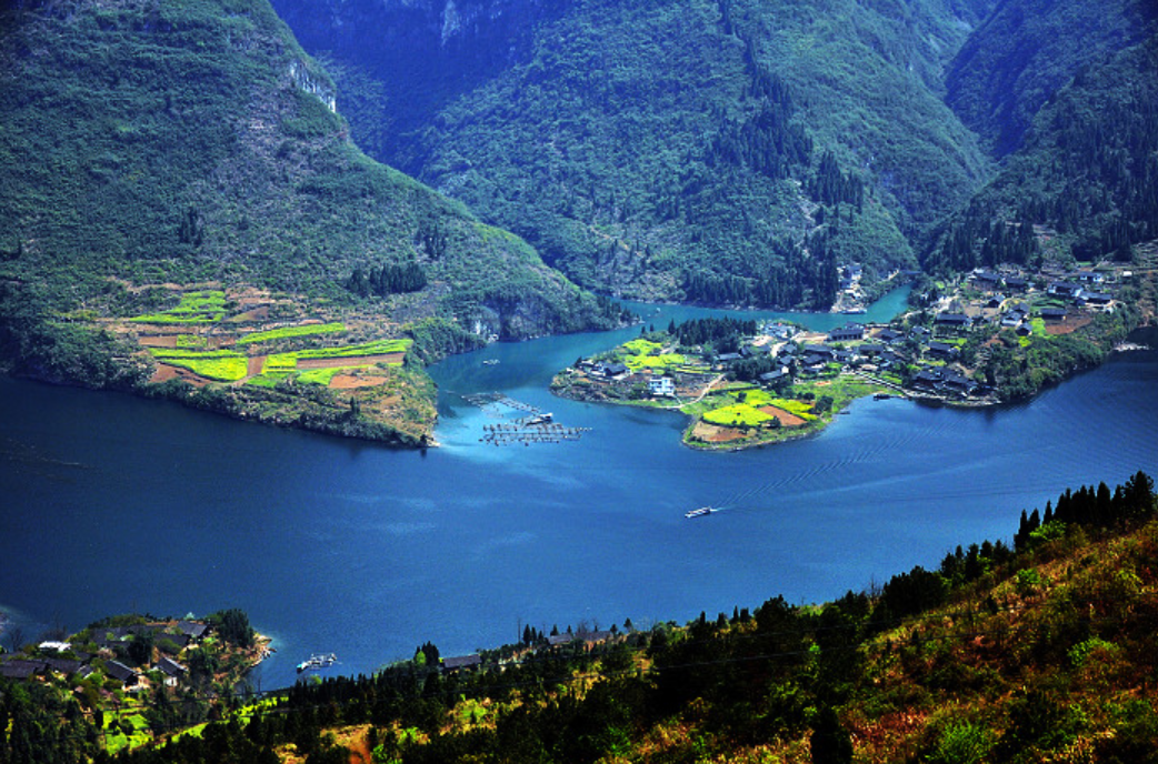 不过随着社会的发展,搬出粗村子的人