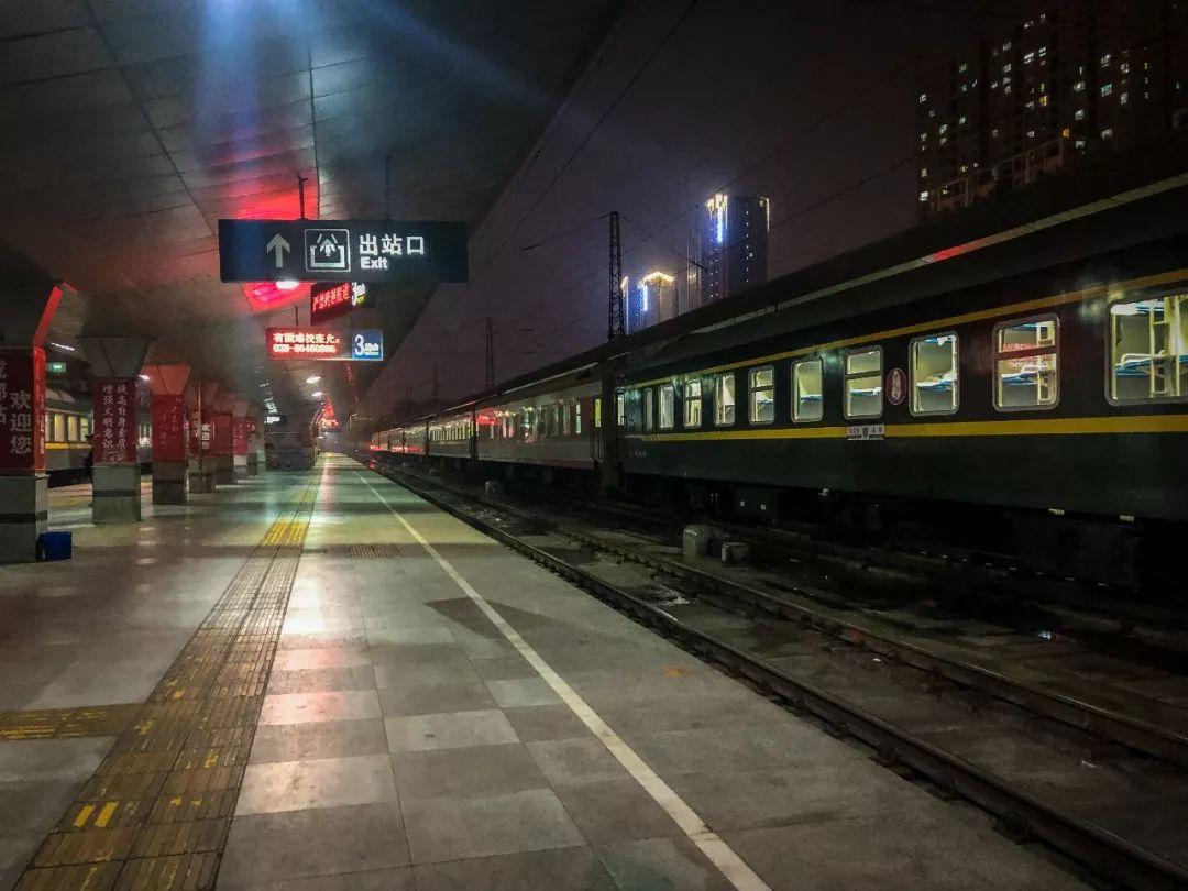 成都火车北站夜景图片