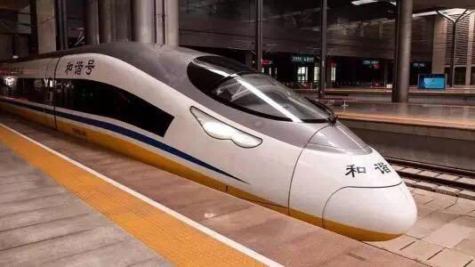 这女人火了,因为她动车晚点4分钟,但她女儿的表情却真让人心疼