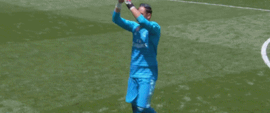 皇马动情一幕:11冠英雄跪地祈祷 催泪挥别!万人集体膜拜