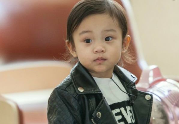 小时候被说长太丑,甜馨都变白了,她还是这般模样?