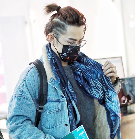汪东城扎小辫戴花口罩潮装亮相,遇跟拍频繁整理发型超有偶像包袱