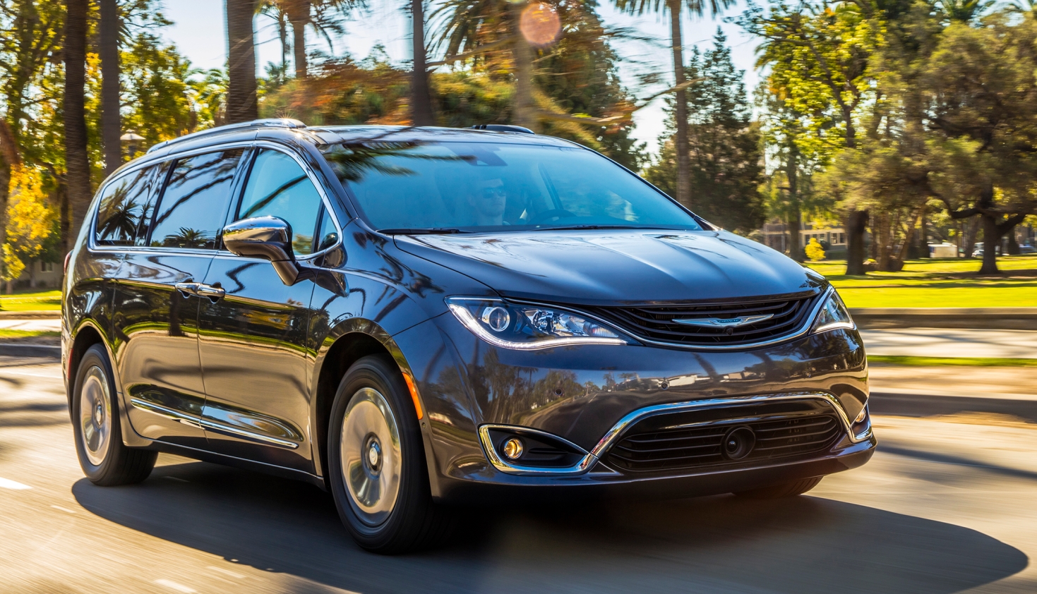 全新克莱斯勒大捷龙插电混动版是在同级别第一个提供插电式混合动力