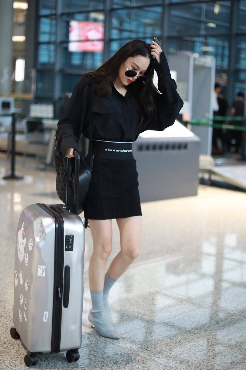 张馨予街拍:衬衣搭配alexanderwang短裙 编织背包气场超a