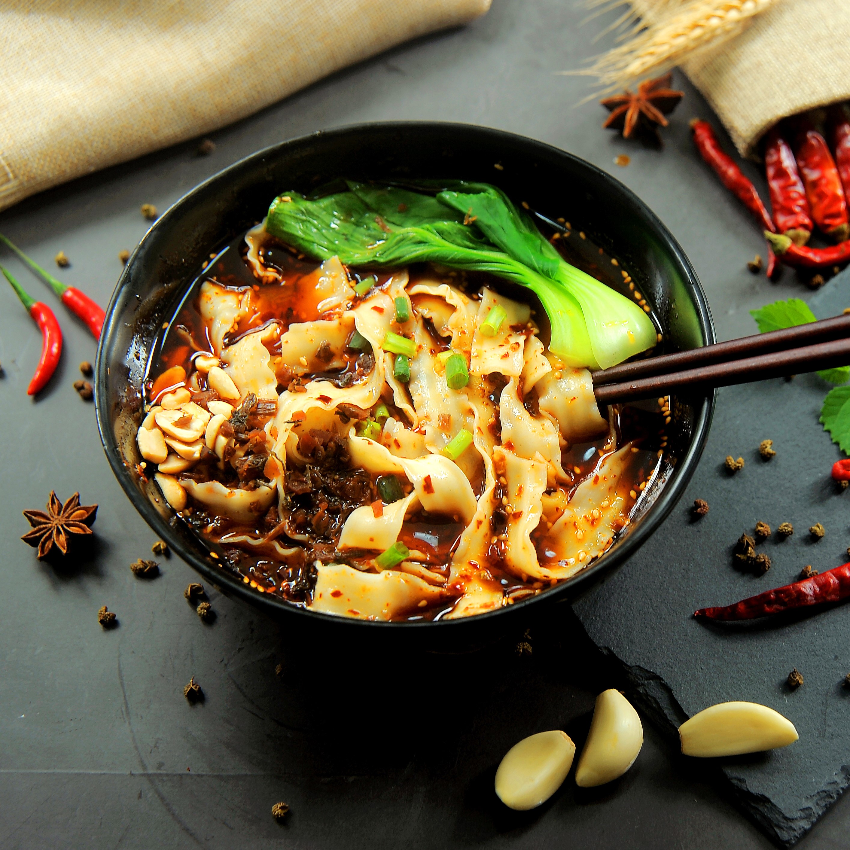 吃完重庆小面后,我连抬头的勇气都没了