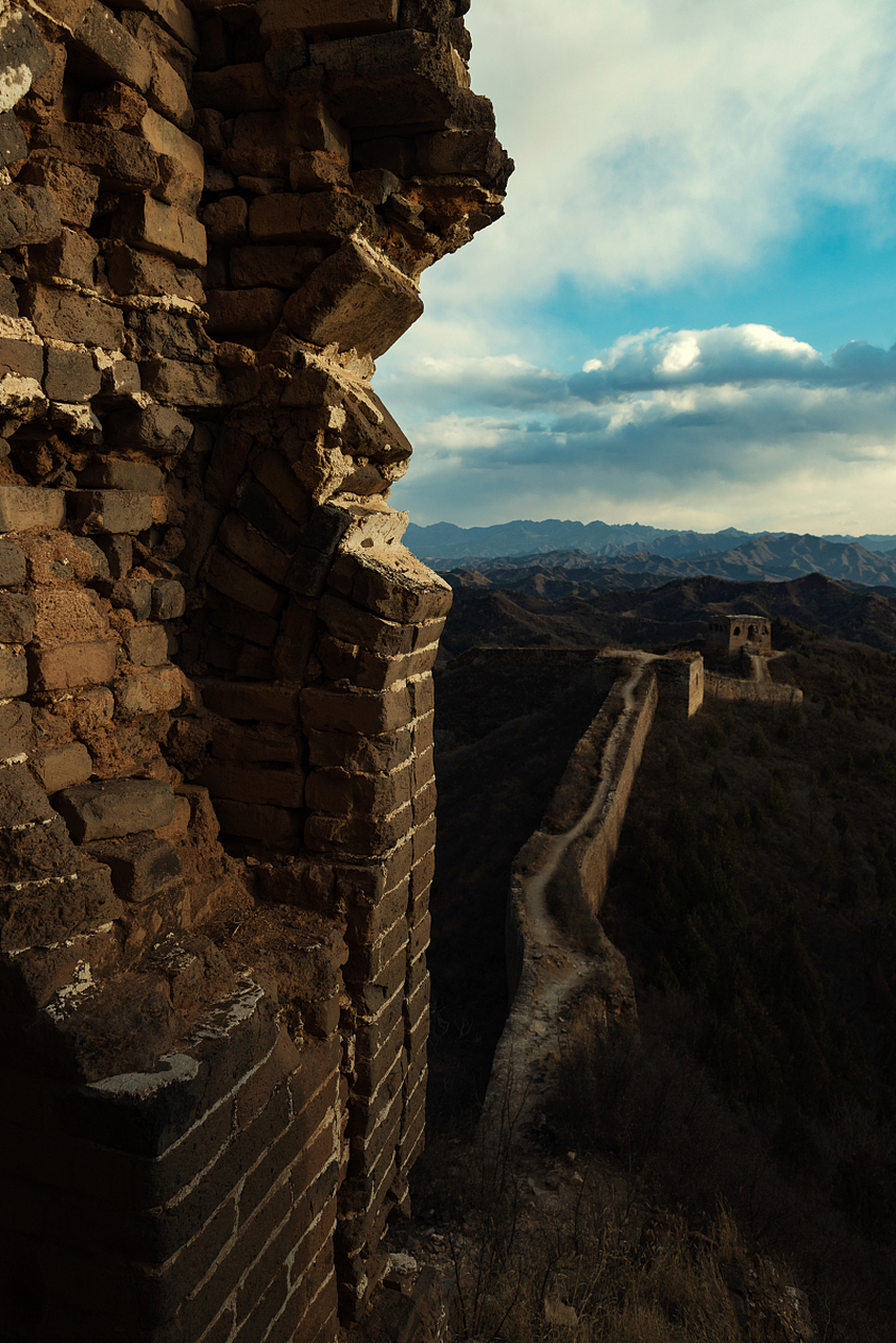 穿越时空的旅行# 悬壁长城,一座巍峨壮丽的历史遗迹,矗立在陡峭的
