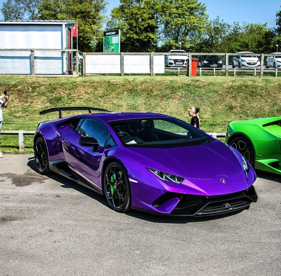 法拉利也是富二代的宠儿之一,虽然比不上自家的超级跑车拉法,但是f12