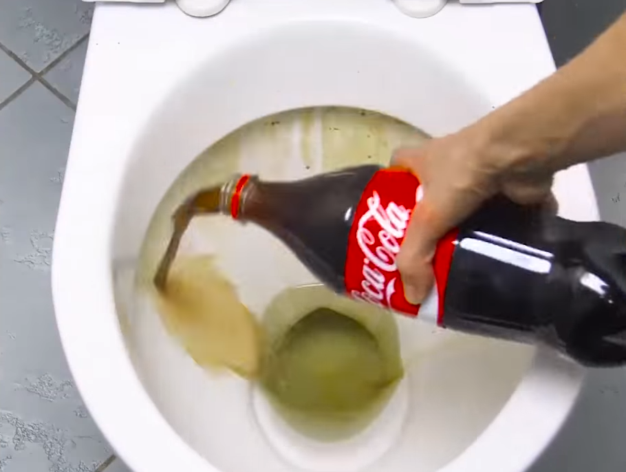 清洁马桶还要刷子刷?瞧瞧人家,倒一瓶可乐下去,马桶就干净了!