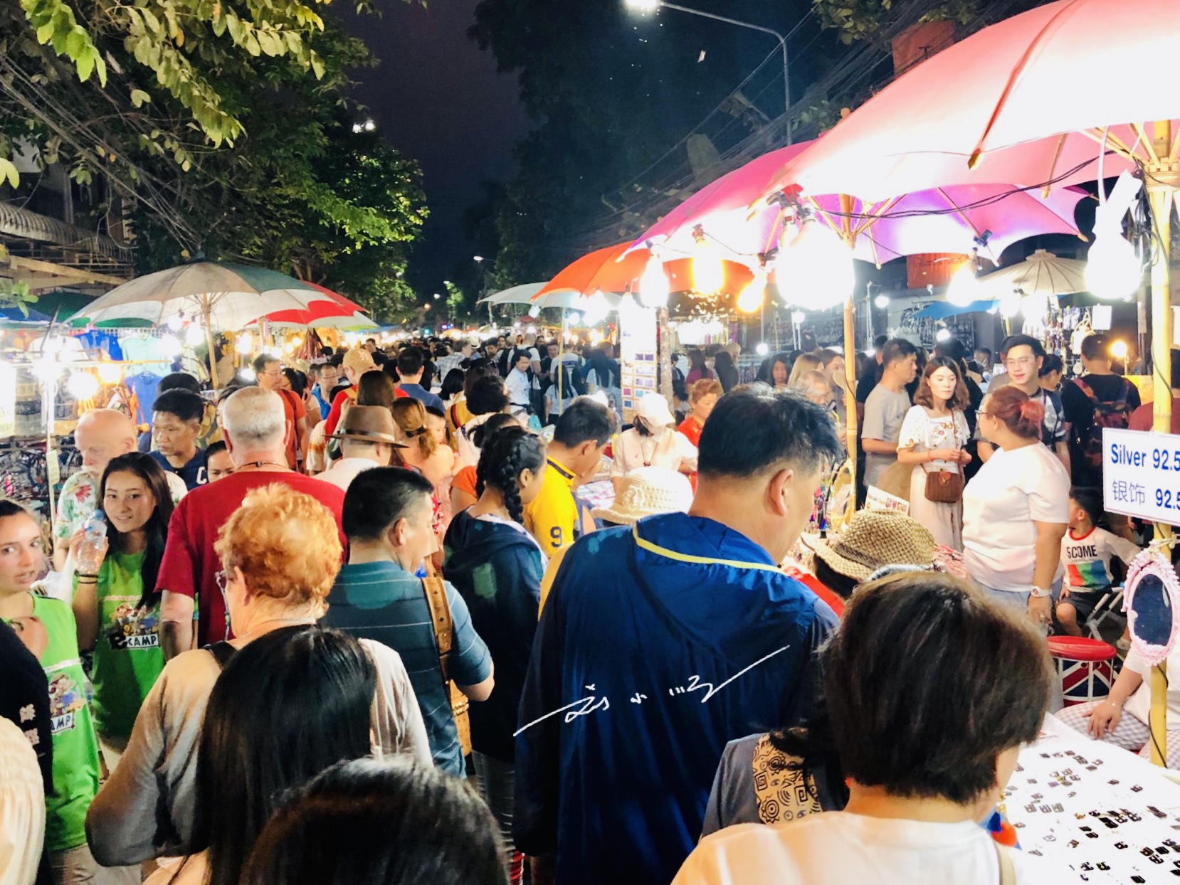 实拍泰国清迈最热闹的周日夜市,中国游客:确定不是义乌进的货?