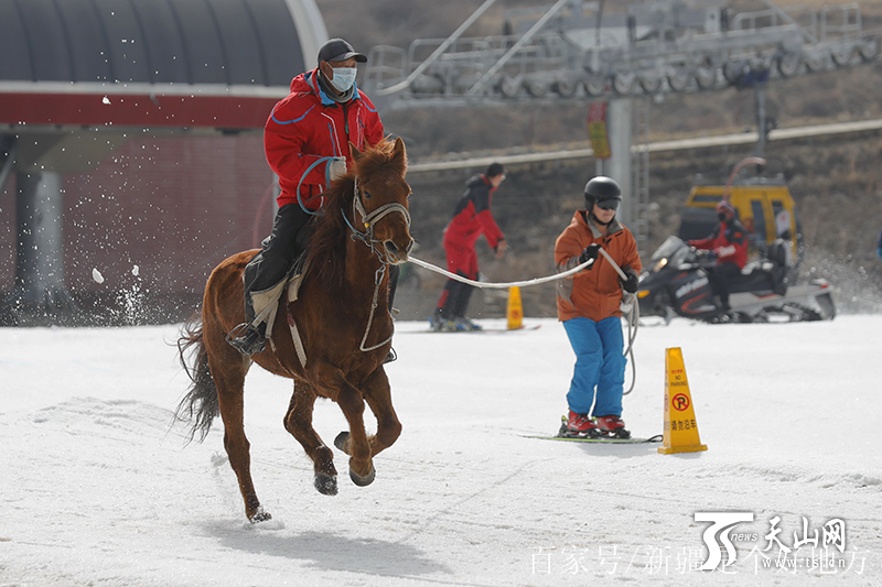 絲綢之路國際滑雪場以一場趣味滑雪比賽結束滑雪季