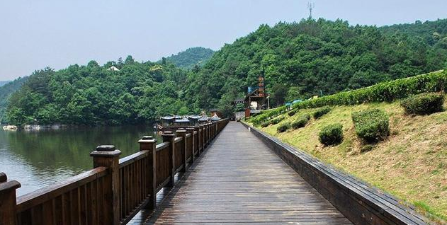 木蘭雲霧山是一處以山水為主的自然風景區,山內四季分明,氣候宜人,有