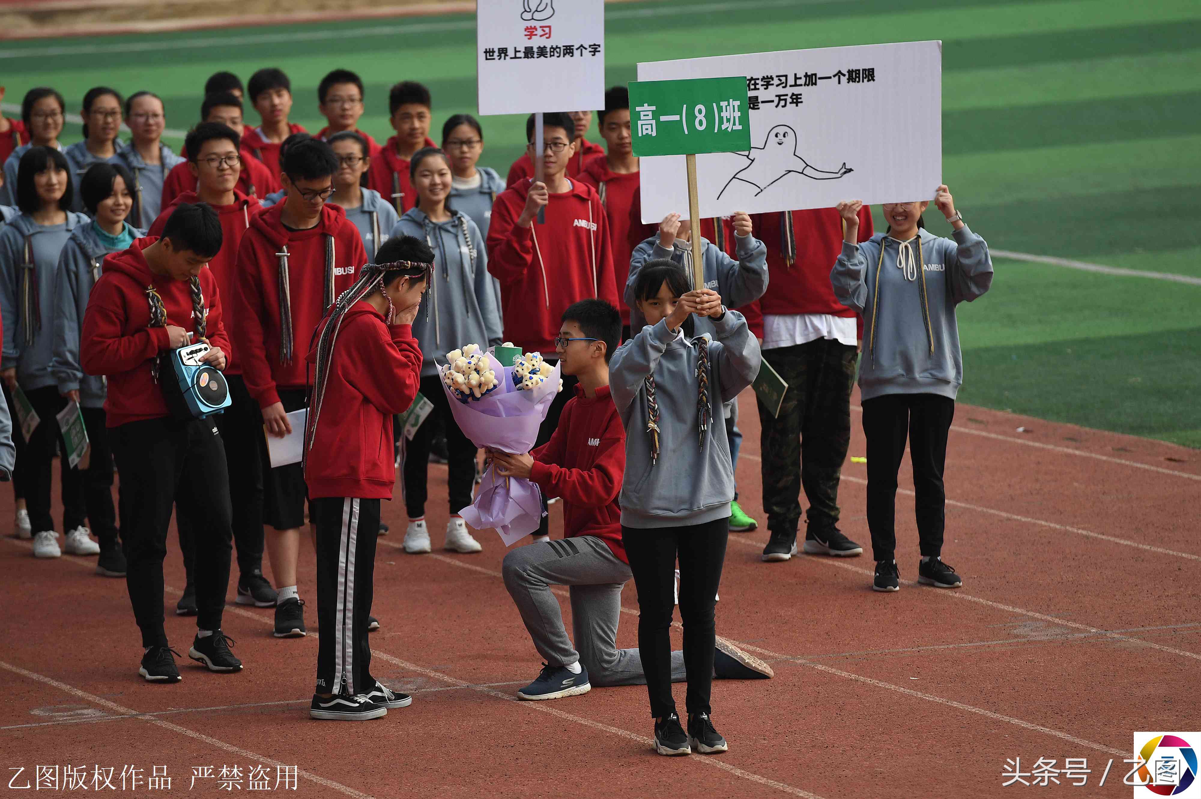 合肥一中运动会开幕式上,各种花式入场,脑洞大开,观众一片惊叫