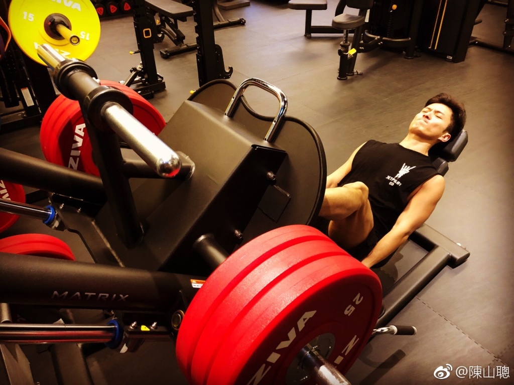 陈山聪化身肌肉男大方晒人鱼线,网友:想学c罗?