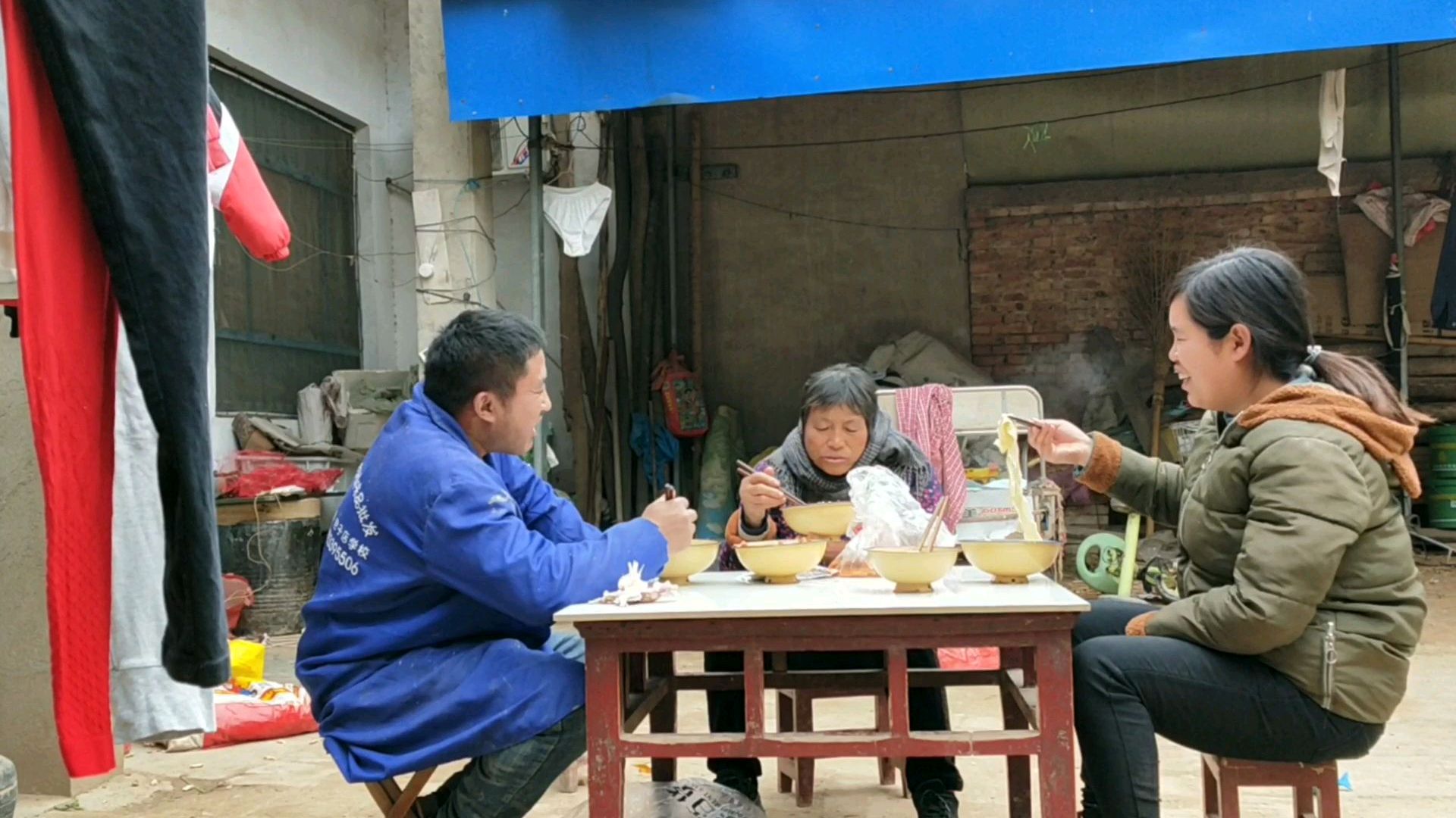 家里盖房老公辛苦了,做碗羊肉烩面配上猪头肉,一人一碗太美味了